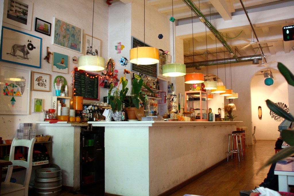 gli interni del Cosmo Cafe